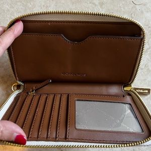 Like New Michael Kors Signature Jet Set Phone Wallet.